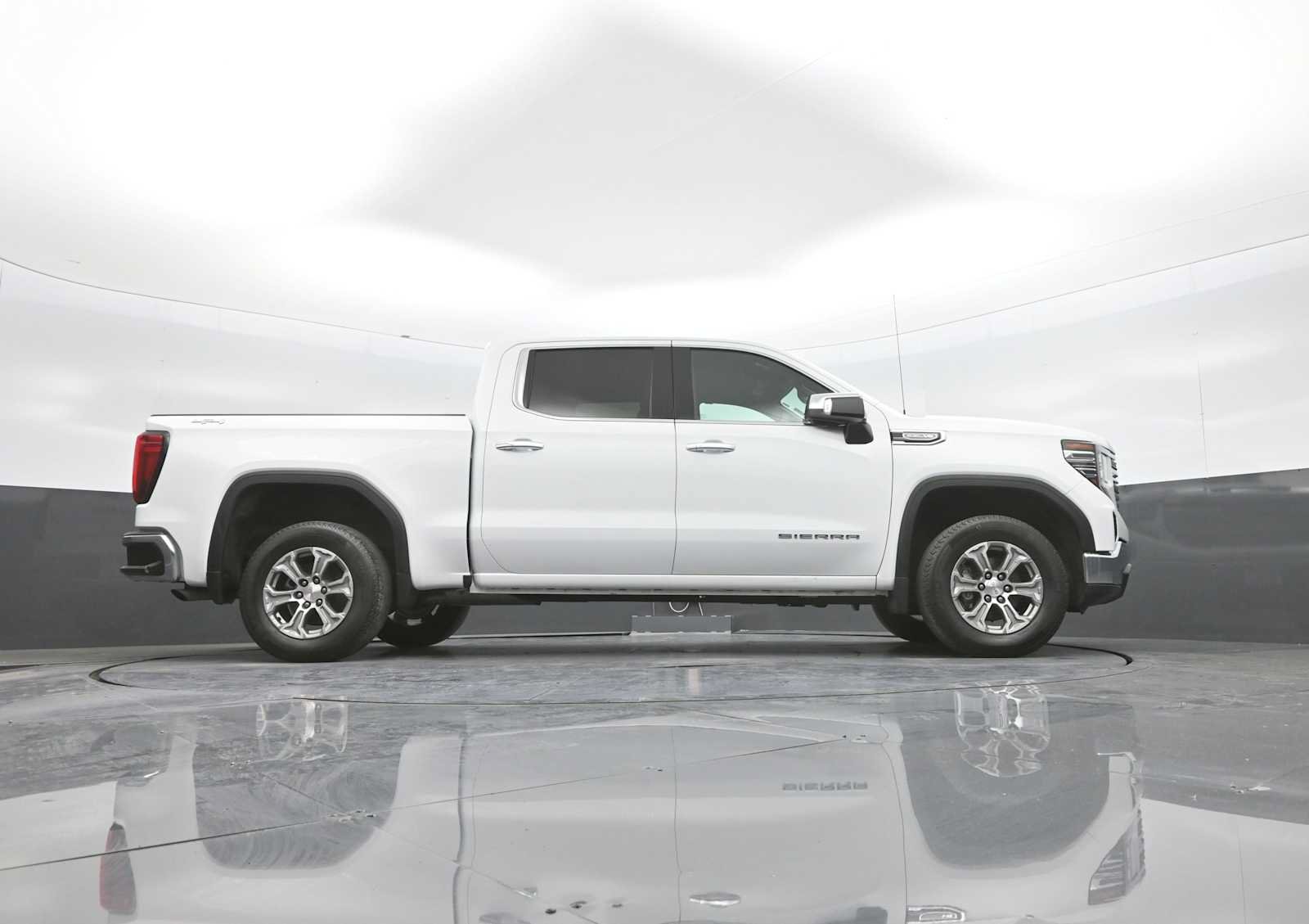 Used 2024 GMC Sierra 1500 SLT AWD/4WD image 39
