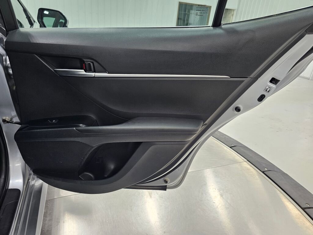 Used 2018 Toyota Camry LE image 34