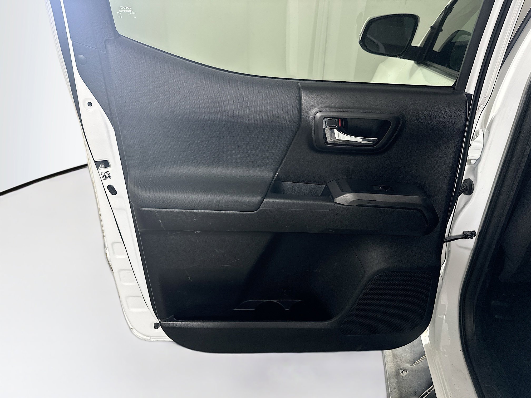 Used 2018 Toyota Tacoma TRD Sport w/ Technology Package RWD image 25