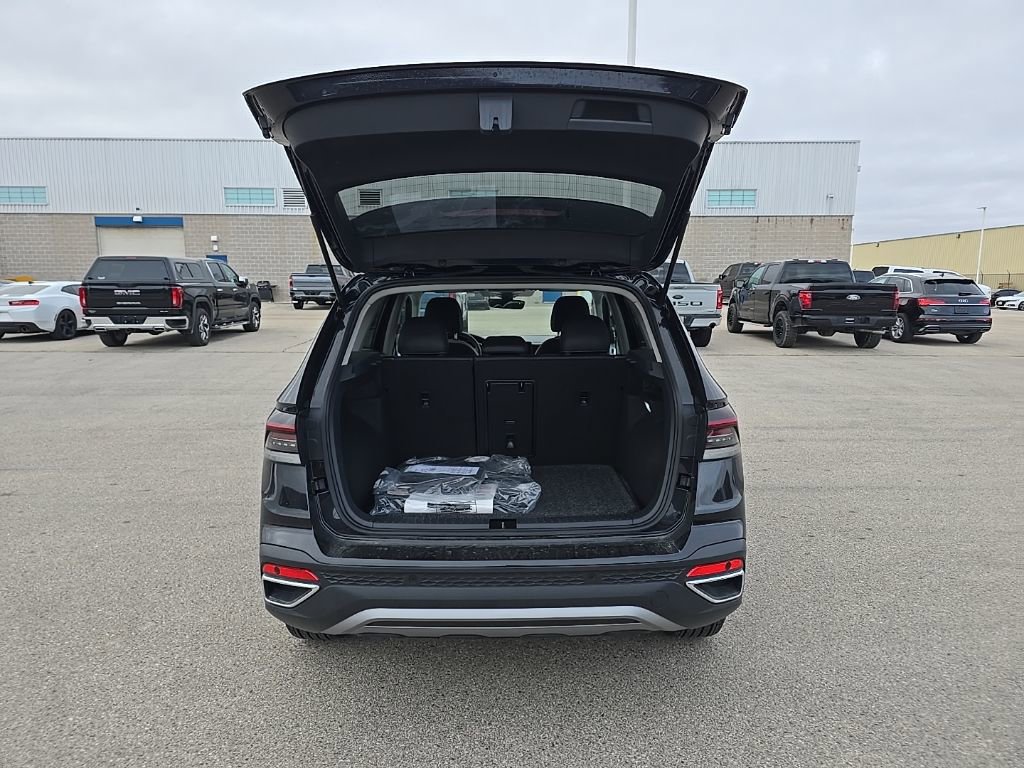 Used 2025 Volkswagen Taos SE image 5