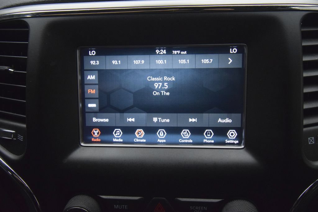 Used 2020 Jeep Grand Cherokee Laredo w/ Security & Convenience Group AWD/4WD image 17