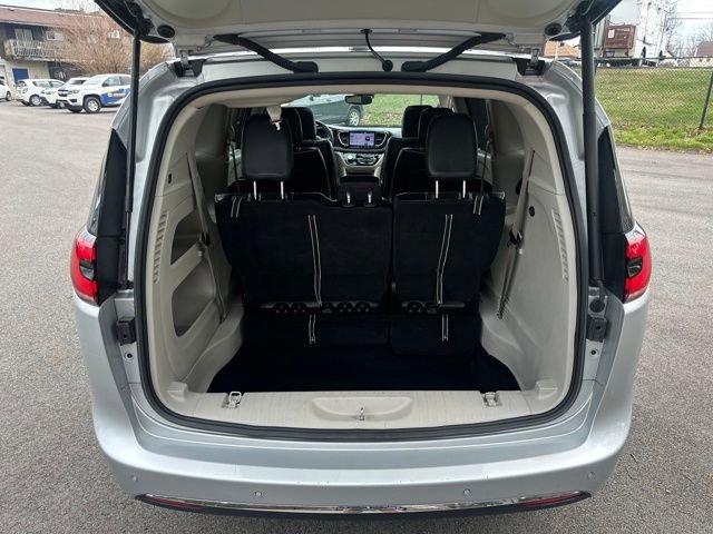 Used 2023 Chrysler Pacifica Limited image 25