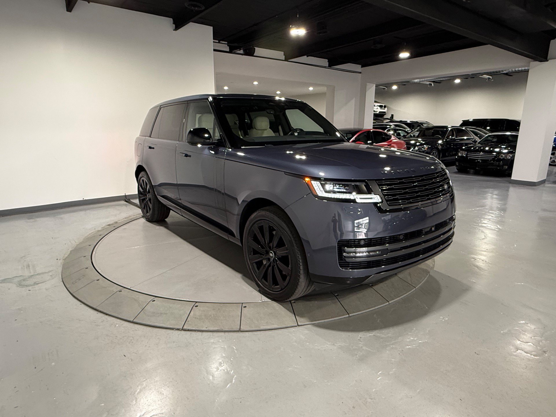 Used 2025 Land Rover Range Rover Long Wheelbase SE AWD/4WD image 4