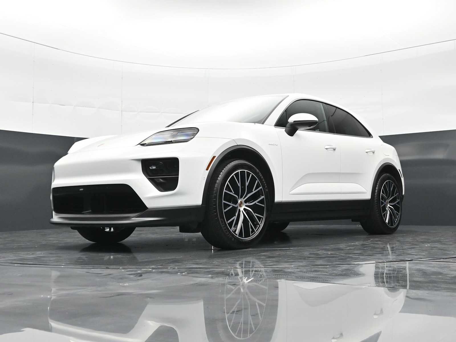 Certified 2025 Porsche Macan Electric RWD image 38