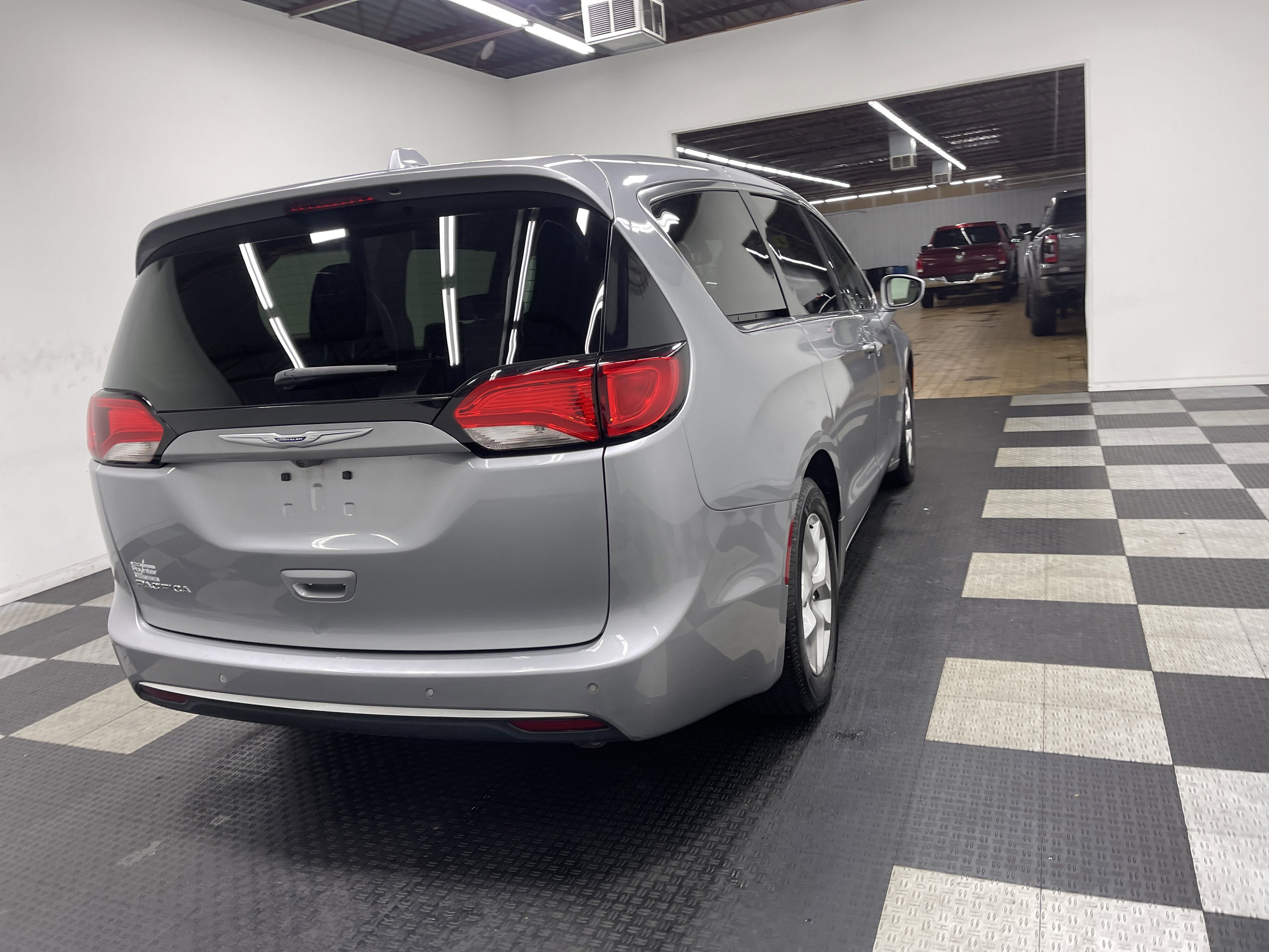 Used 2019 Chrysler Pacifica Touring Plus w/ Tire & Wheel Group image 5