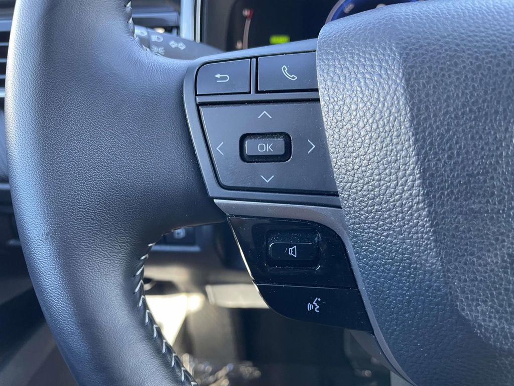 Used 2025 Toyota Camry SE image 31