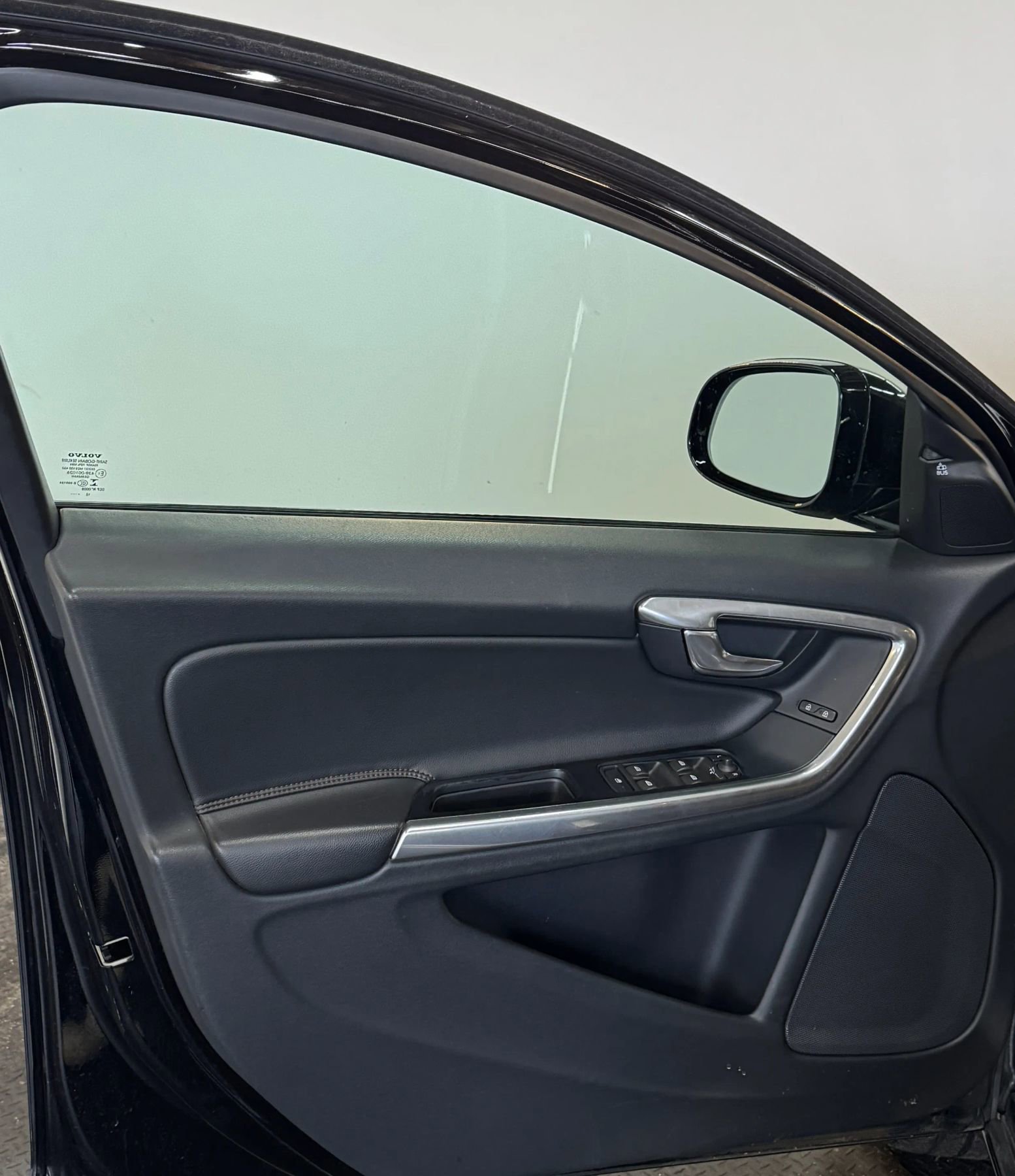 Used 2017 Volvo V60 T5 Cross Country w/ Convenience Package image 12