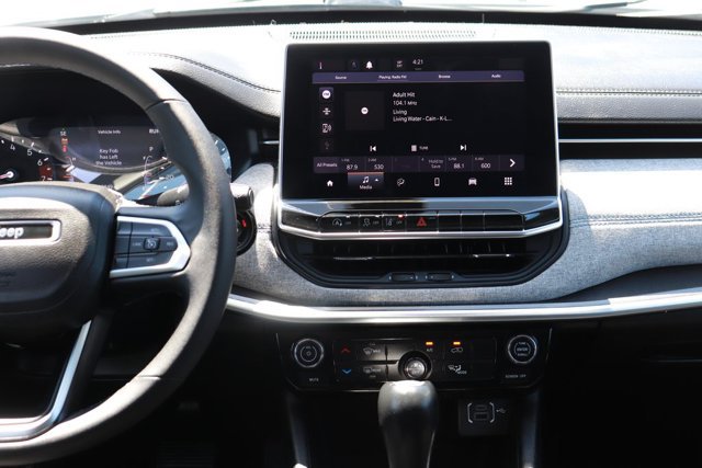 Used 2022 Jeep Compass Latitude FWD image 15
