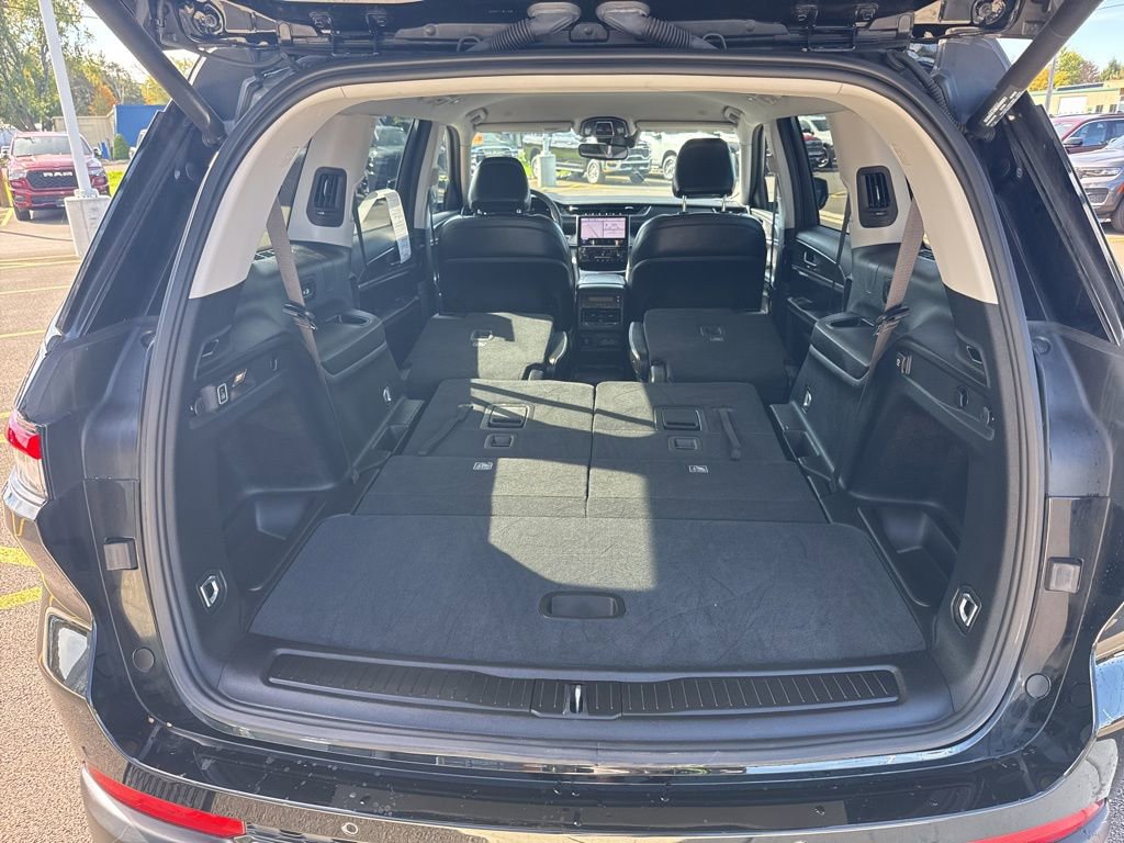 Used 2023 Jeep Grand Cherokee L Limited w/ Black Appearance Package image 19