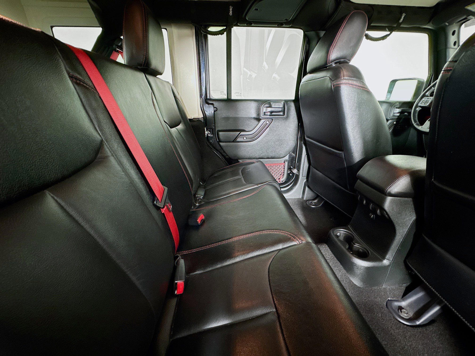 Used 2018 Jeep Wrangler Unlimited Rubicon w/ Connectivity Group image 24