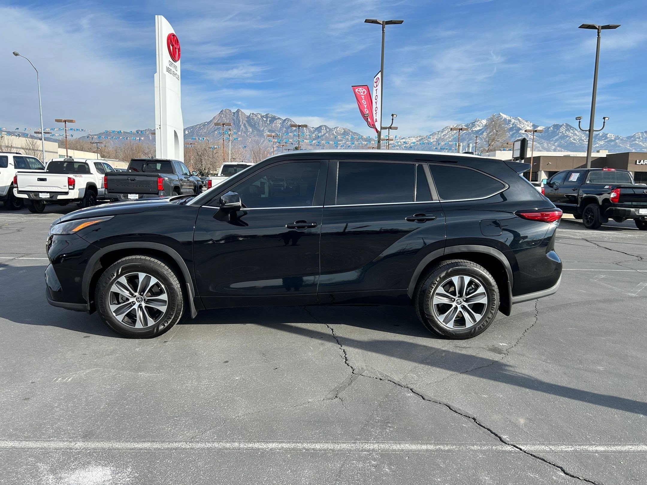 Certified 2023 Toyota Highlander XLE image 2