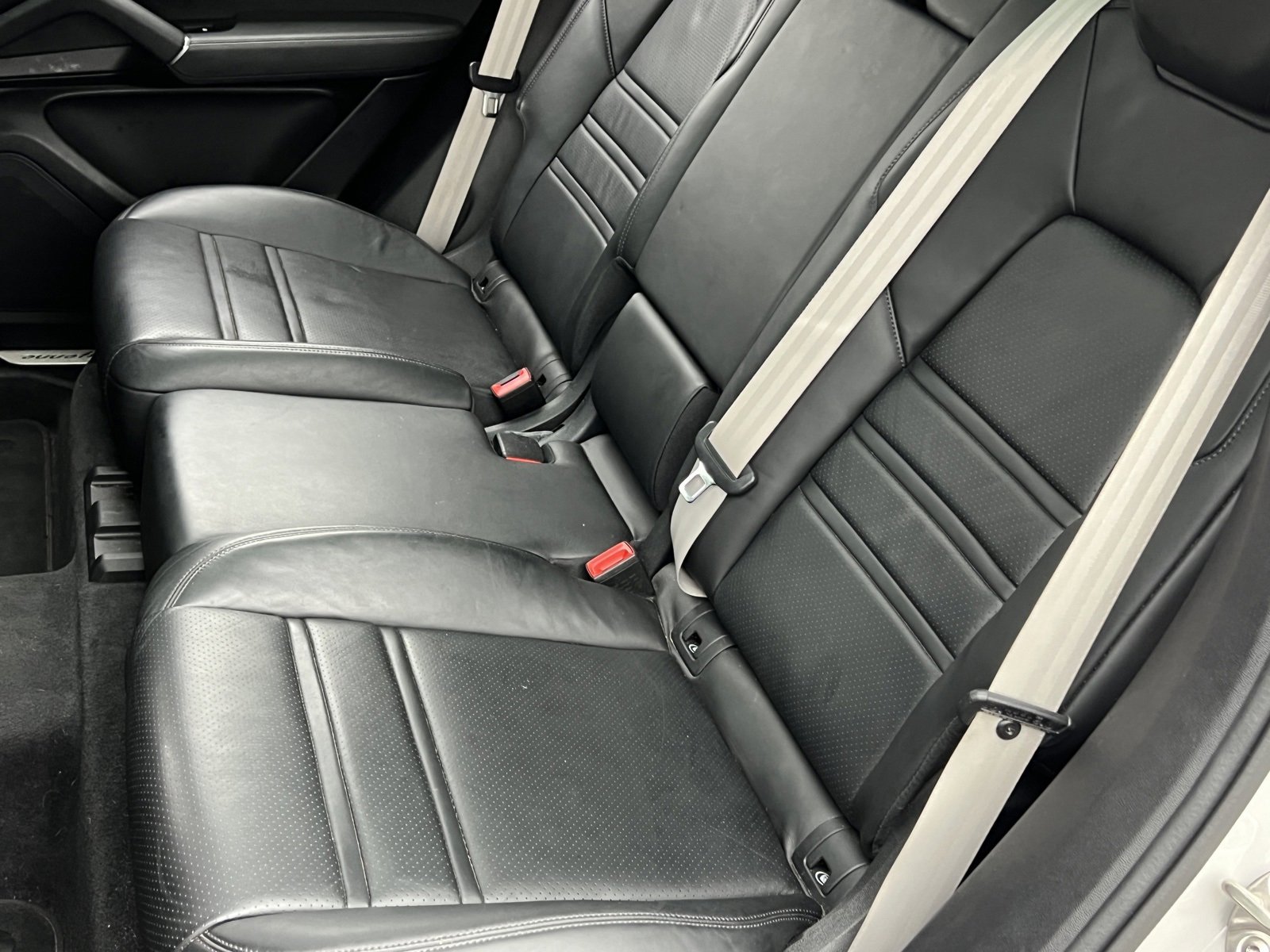 Certified 2022 Porsche Cayenne Platinum Edition image 17