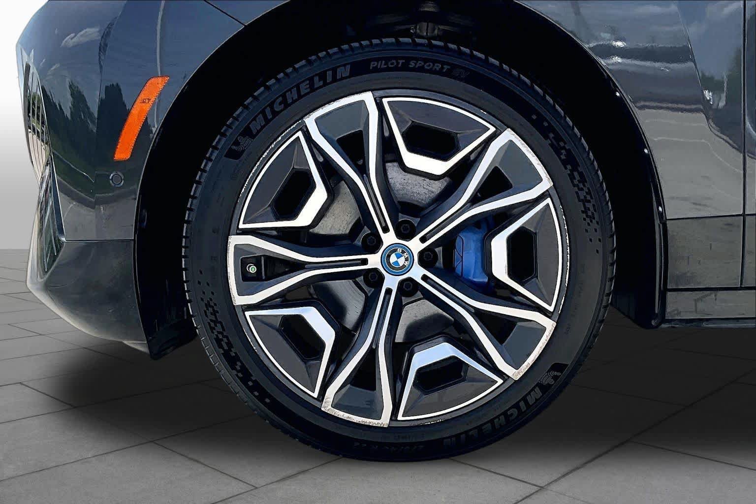 Used 2024 BMW iX xDrive50 w/ Sport Package AWD/4WD image 10