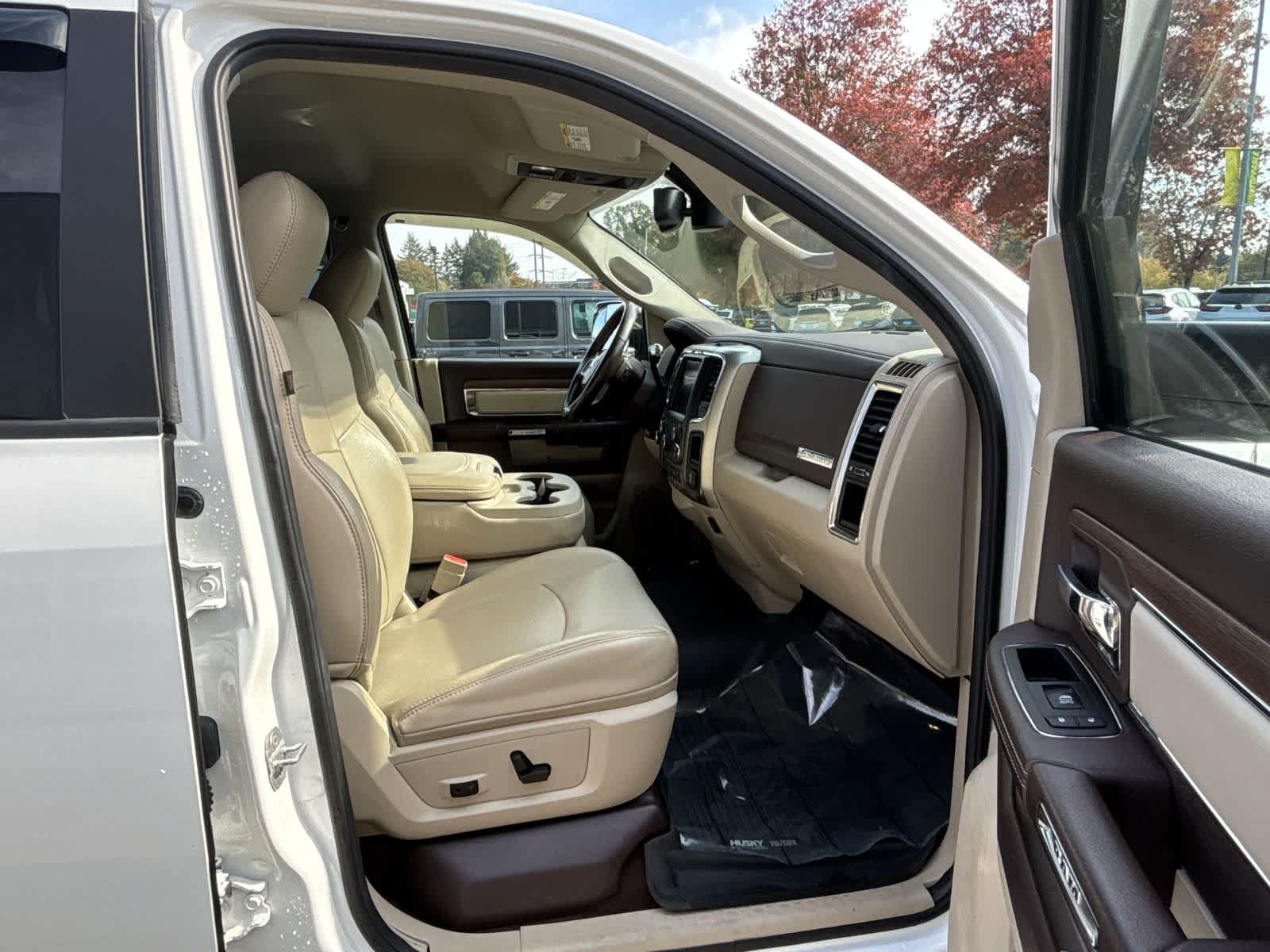 Used 2014 RAM 3500 Laramie w/ Convenience Group AWD/4WD image 9
