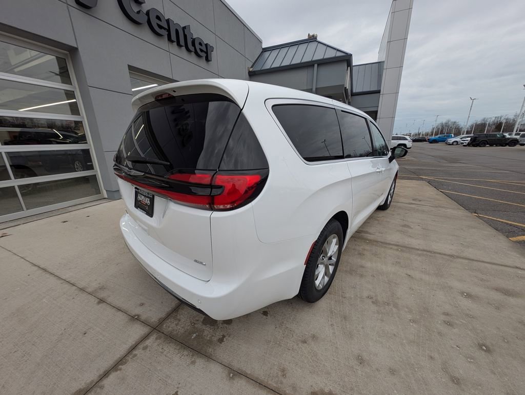 New 2026 Chrysler Pacifica Select AWD/4WD image 5