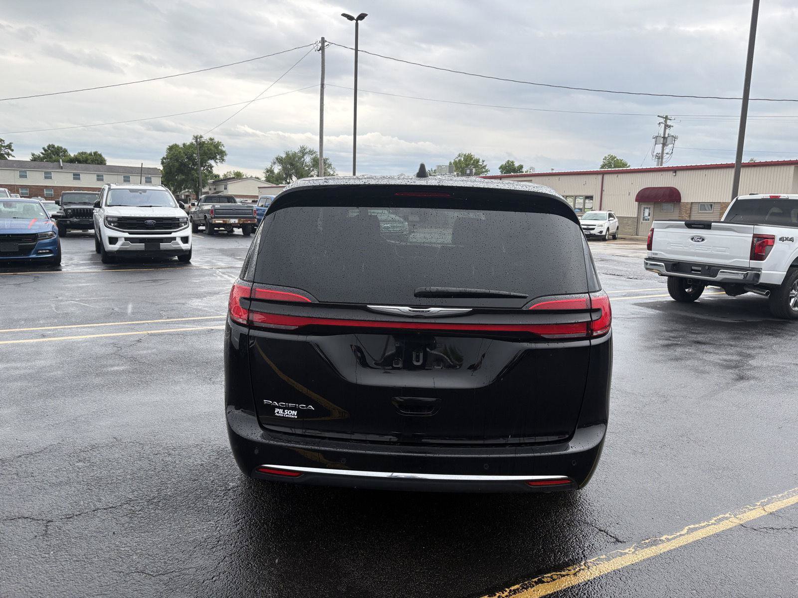 Used 2025 Chrysler Pacifica Select FWD image 24
