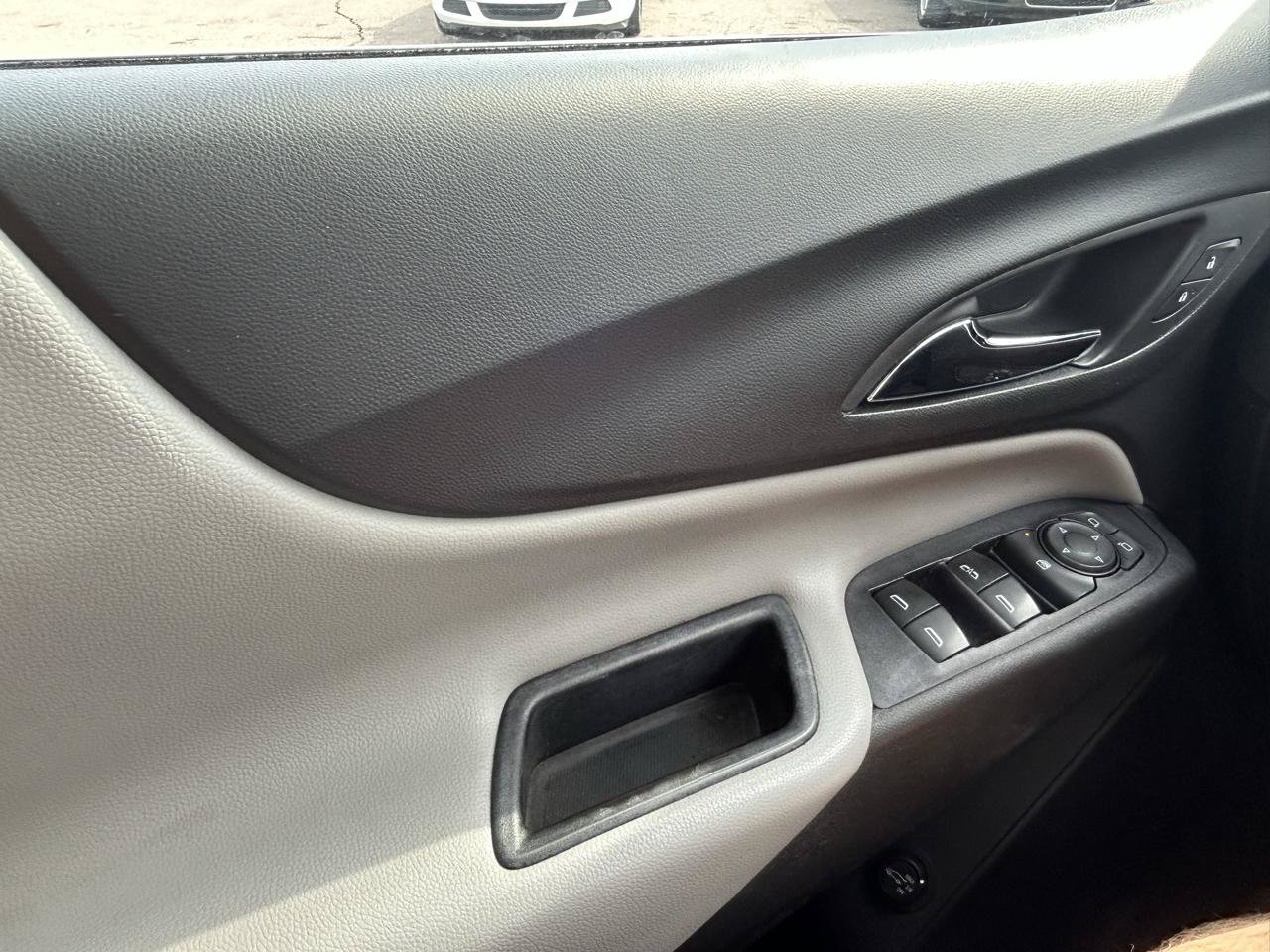 Used 2018 Chevrolet Equinox LT FWD image 27