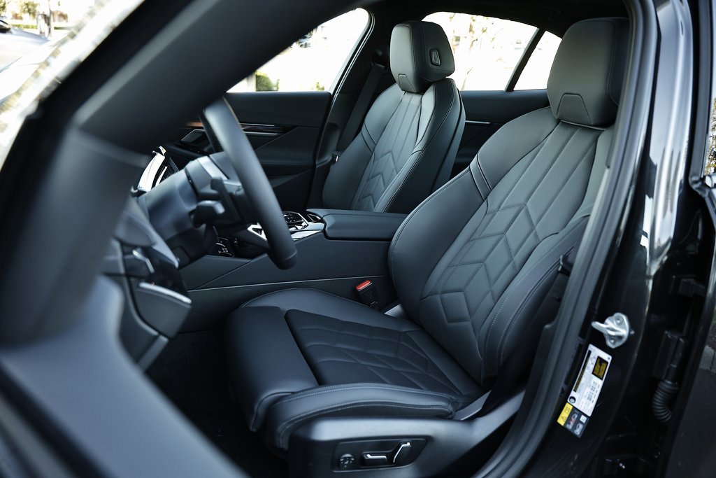 New 2026 BMW 550e xDrive w/ Premium Package image 21