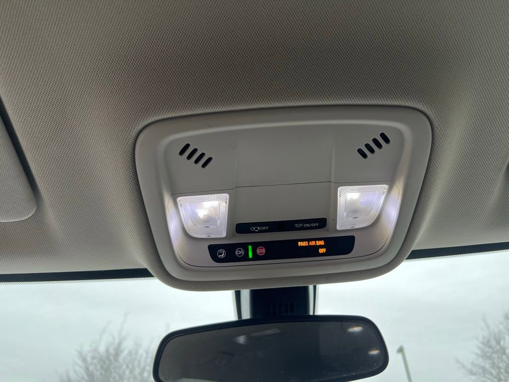 Used 2020 Chevrolet Traverse LT image 35