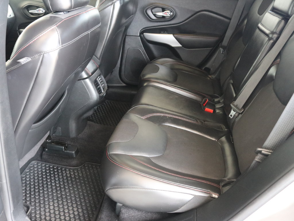 Used 2018 Jeep Cherokee Trailhawk AWD/4WD image 32