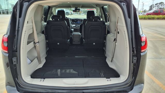 Used 2022 Chrysler Pacifica Touring-L image 11