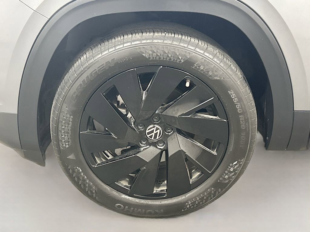 Used 2025 Volkswagen Atlas Cross Sport SE FWD image 29
