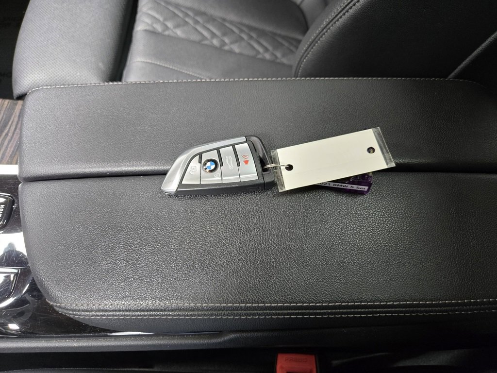 Used 2021 BMW 530e xDrive w/ M Sport Package image 32