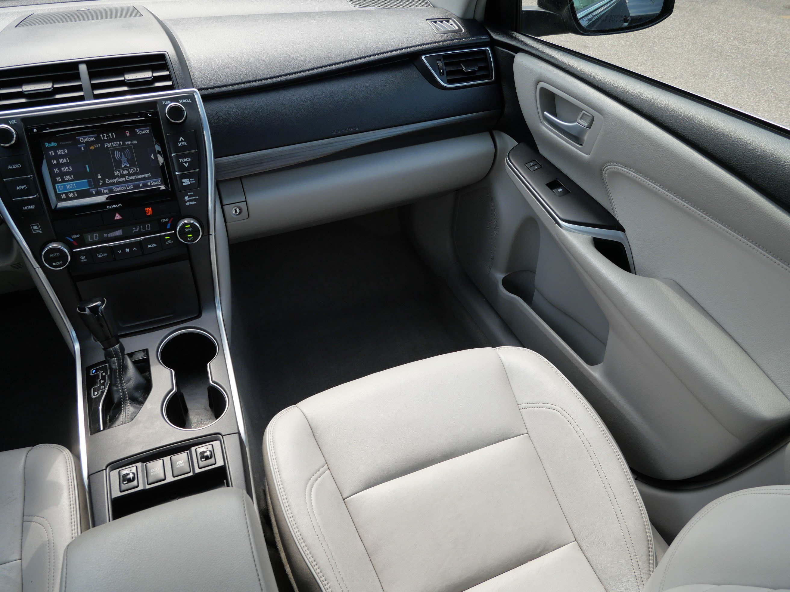 Used 2016 Toyota Camry XLE w/ Moonroof Package FWD image 11