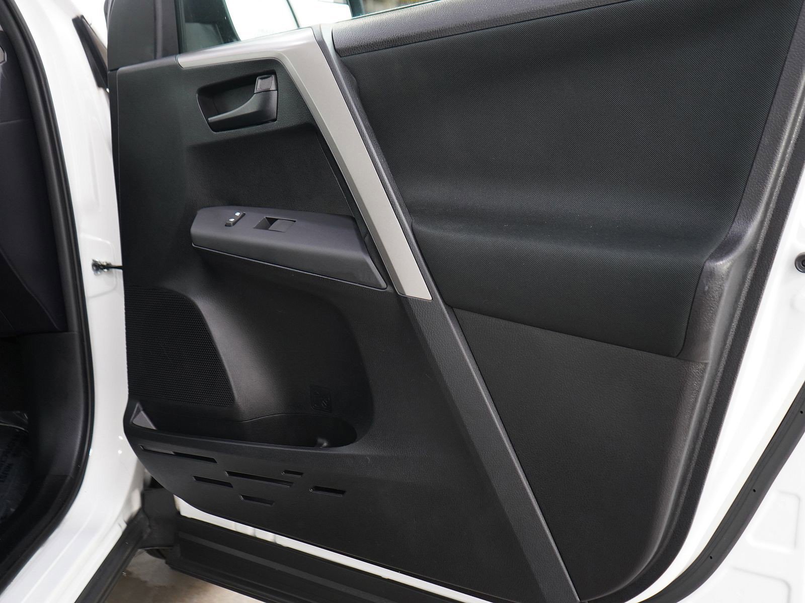 Used 2016 Toyota RAV4 LE AWD/4WD image 9