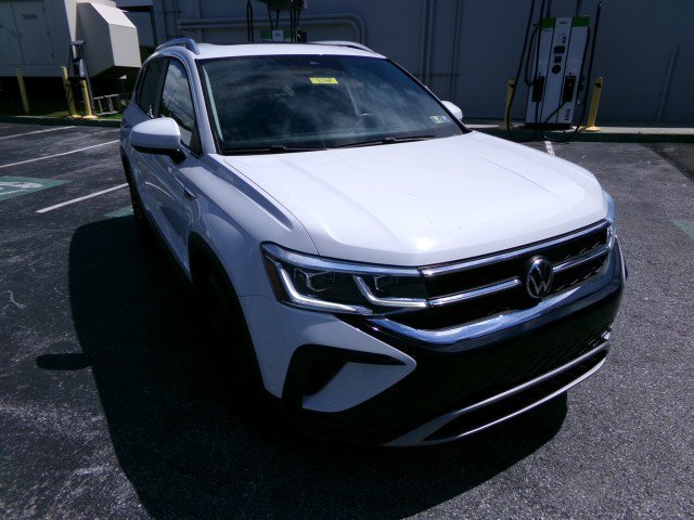 Used 2022 Volkswagen Taos SEL w/ Panoramic Sunroof Package FWD image 2