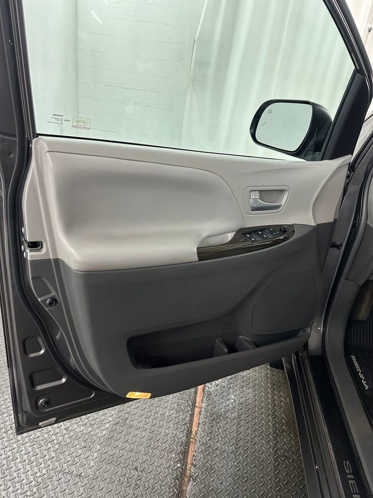 Used 2017 Toyota Sienna XLE Premium w/ Outdoor Package AWD/4WD image 7