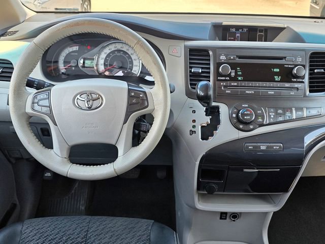 Used 2014 Toyota Sienna SE FWD image 13