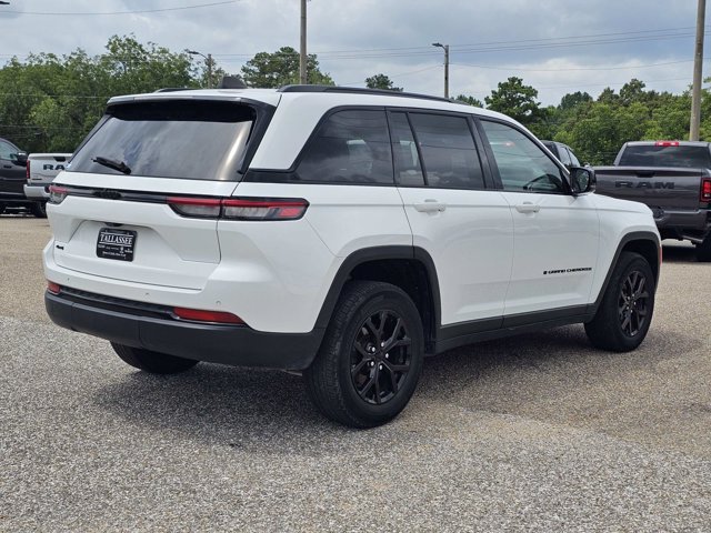 Used 2024 Jeep Grand Cherokee Altitude AWD/4WD image 8