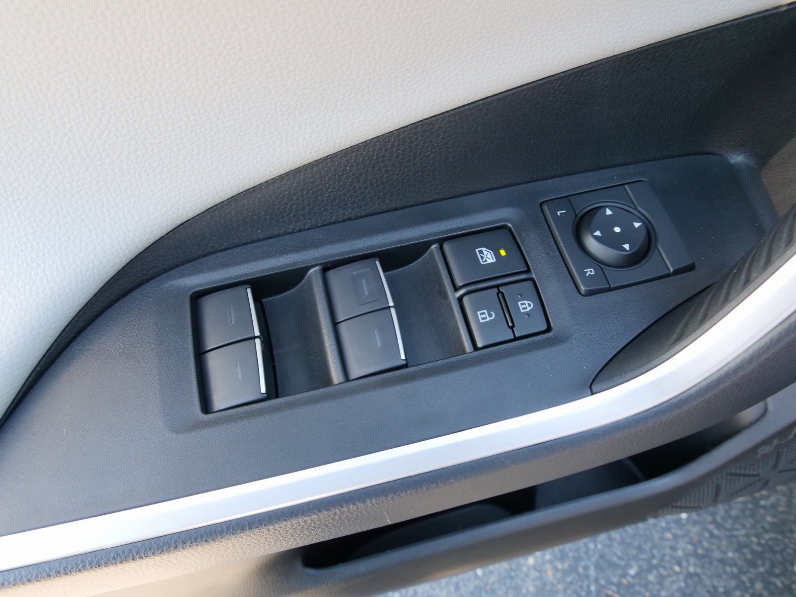 Used 2025 Toyota RAV4 Limited image 17