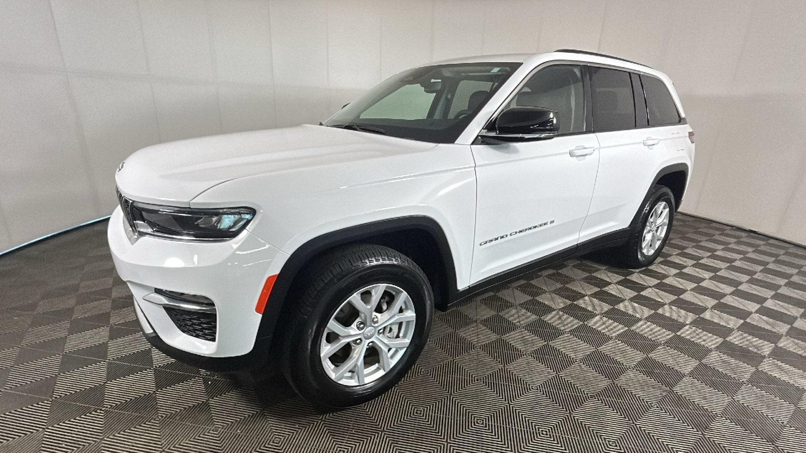 Used 2023 Jeep Grand Cherokee Limited AWD/4WD image 7