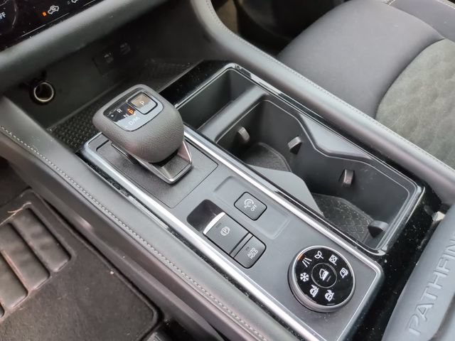 Used 2025 Nissan Pathfinder SV AWD/4WD image 18