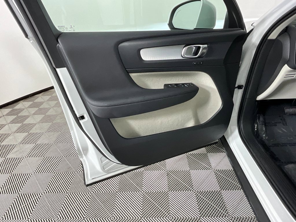 Used 2021 Volvo XC40 T5 Momentum w/ Premium Package image 18