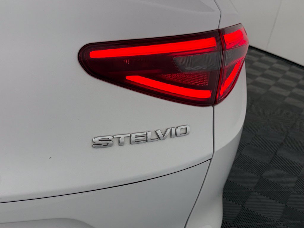 Used 2022 Alfa Romeo Stelvio Sprint RWD image 11