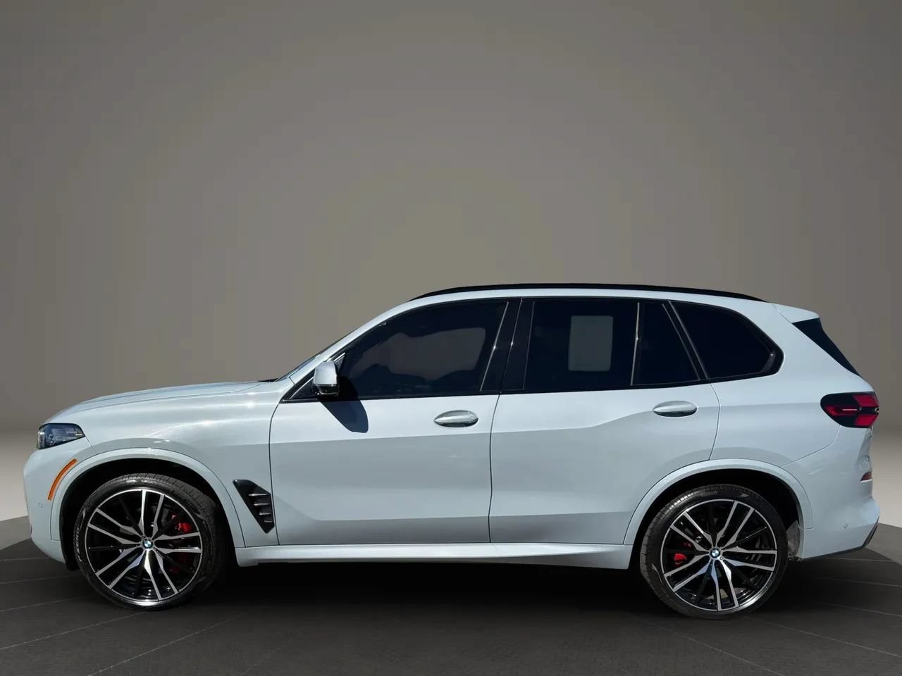 Used 2024 BMW X5 xDrive40i w/ M Sport Package AWD/4WD image 12
