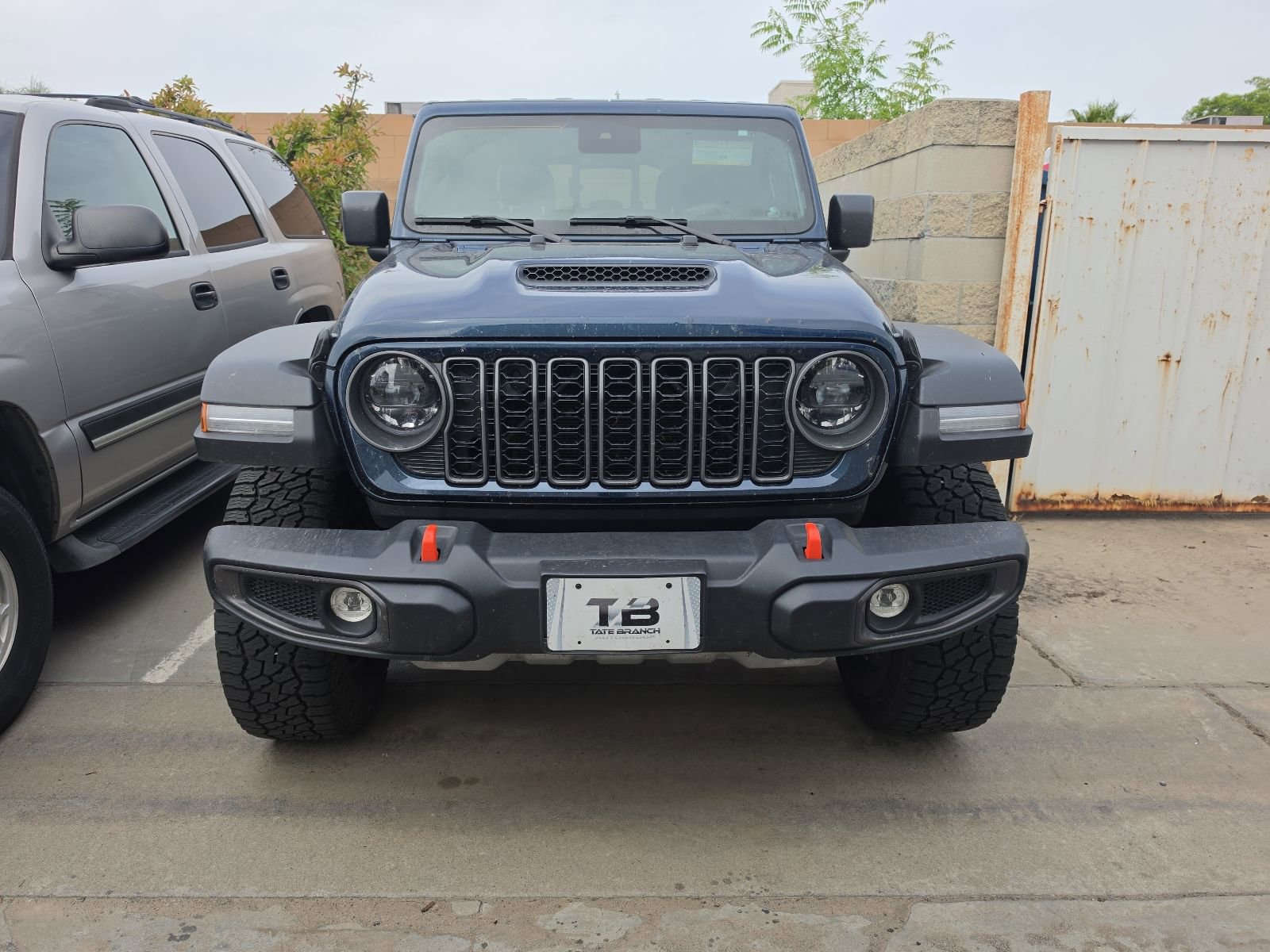 Used 2025 Jeep Gladiator Mojave w/ Convenience Group AWD/4WD image 2