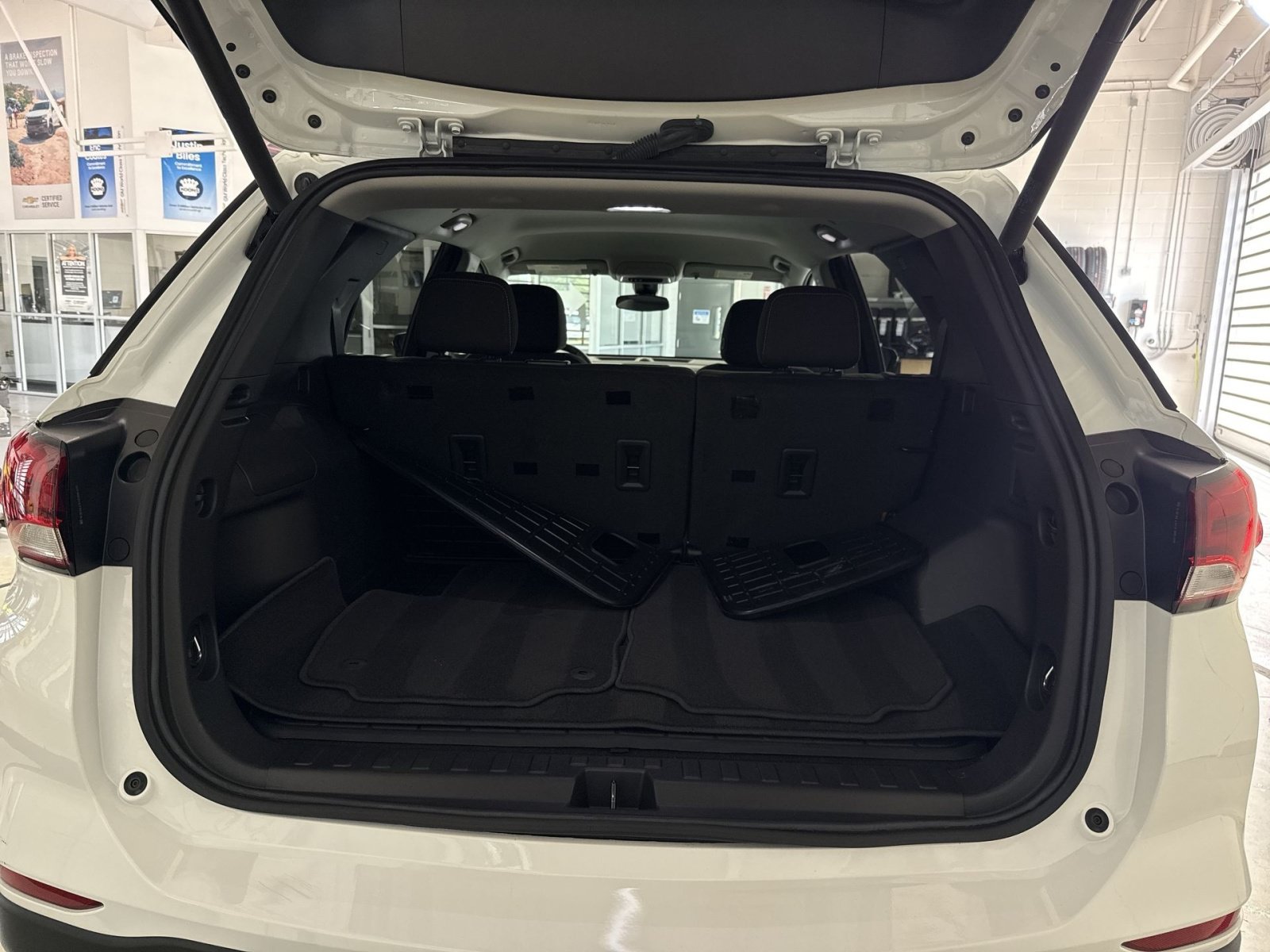 Used 2024 Chevrolet Equinox LT FWD image 38