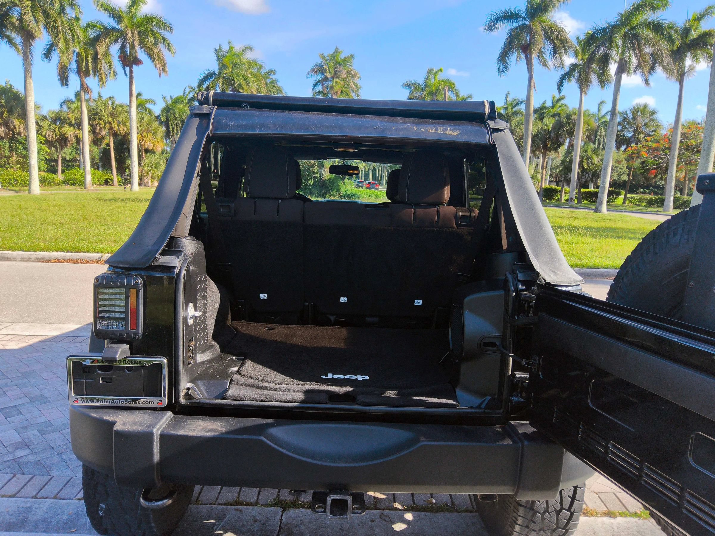 Used 2014 Jeep Wrangler Unlimited Rubicon w/ Connectivity Group AWD/4WD image 51