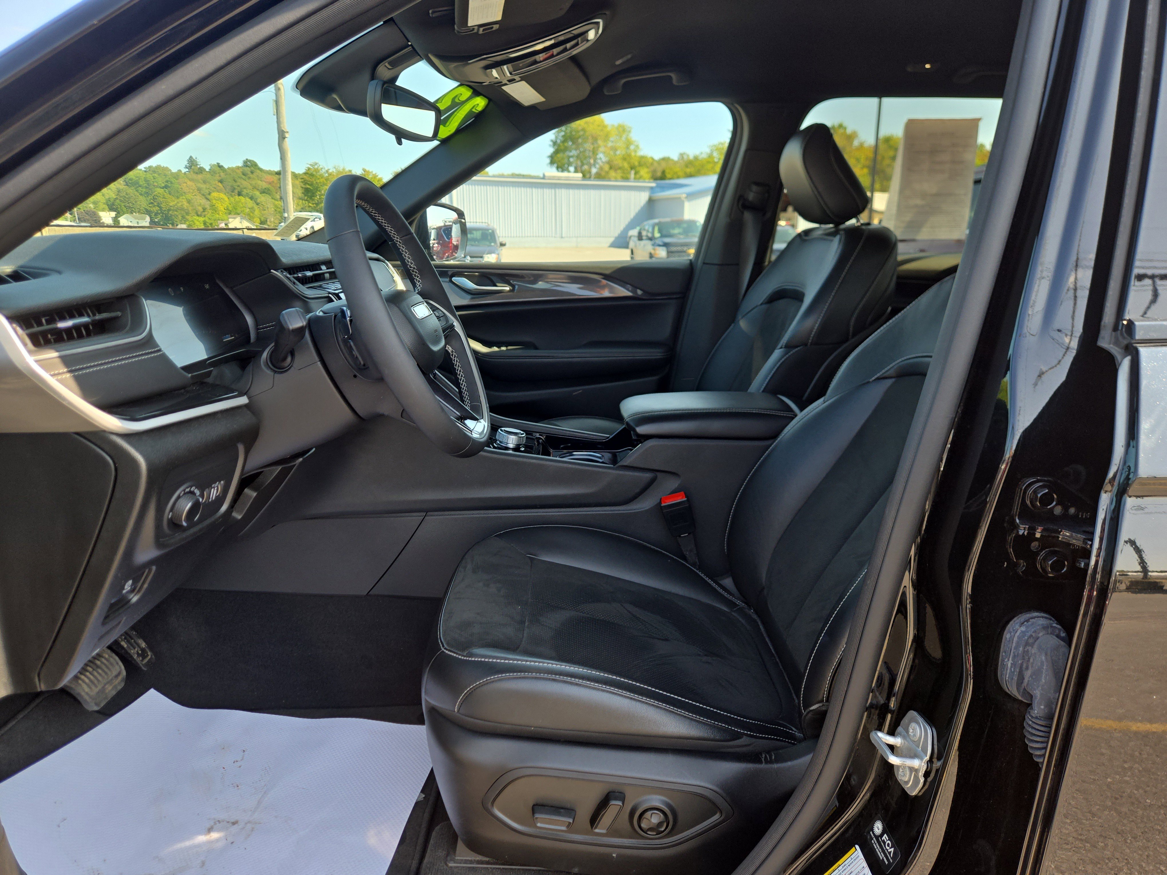 Used 2023 Jeep Grand Cherokee Altitude image 12