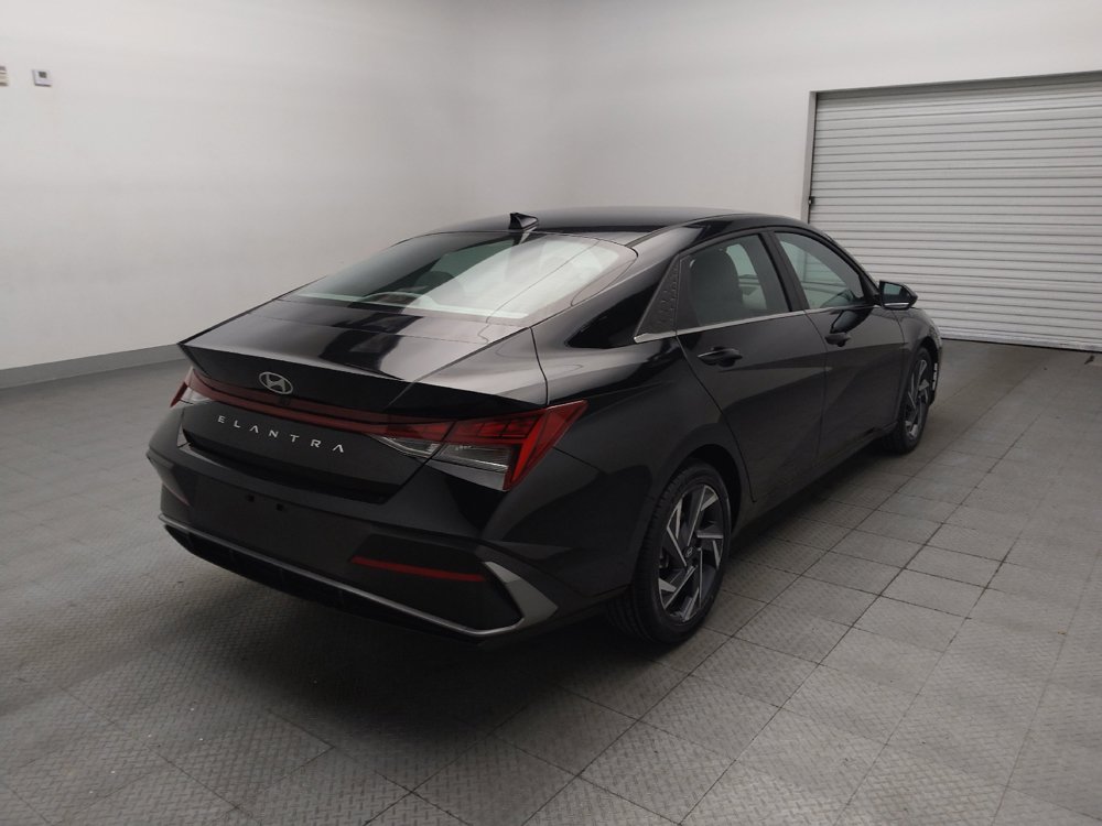 Used 2025 Hyundai Elantra SEL FWD image 9