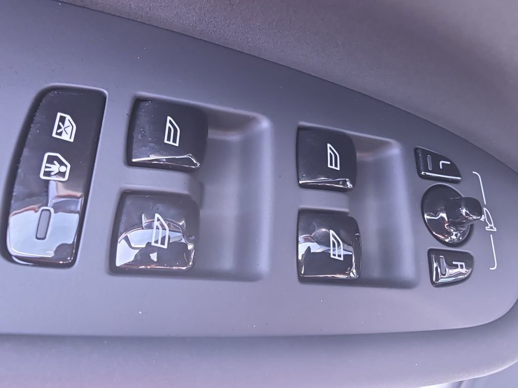 Certified 2025 Volvo XC90 T8 Ultra w/ Protection Package Premier AWD/4WD image 32