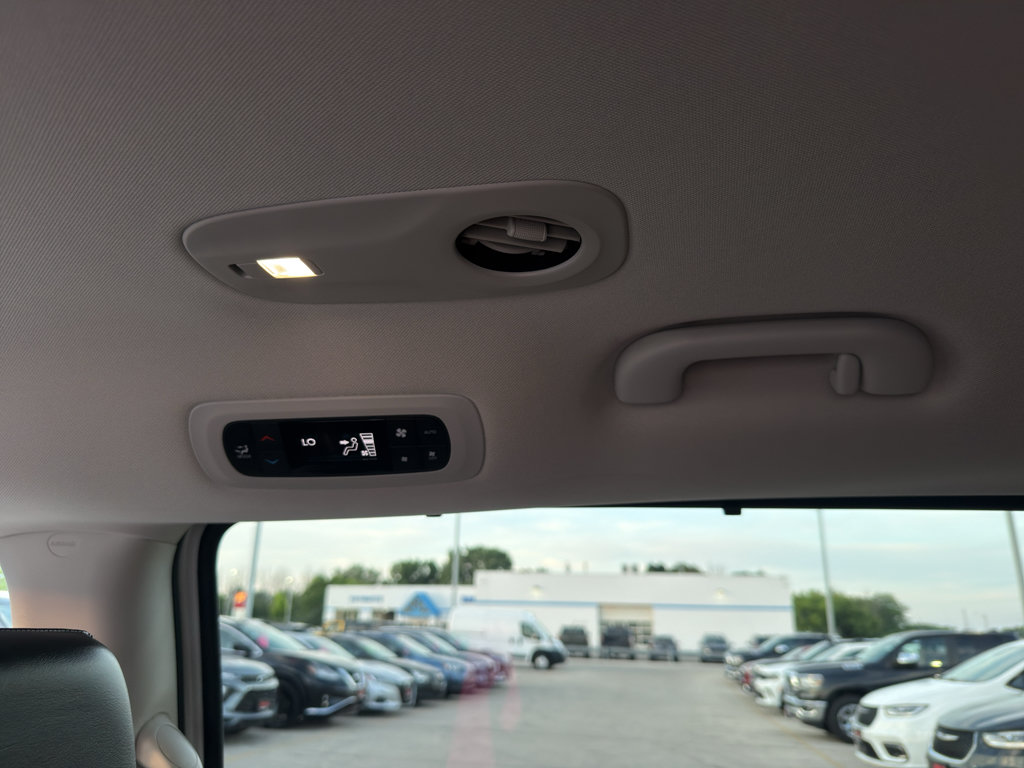 Used 2024 Chrysler Pacifica Touring-L FWD image 28