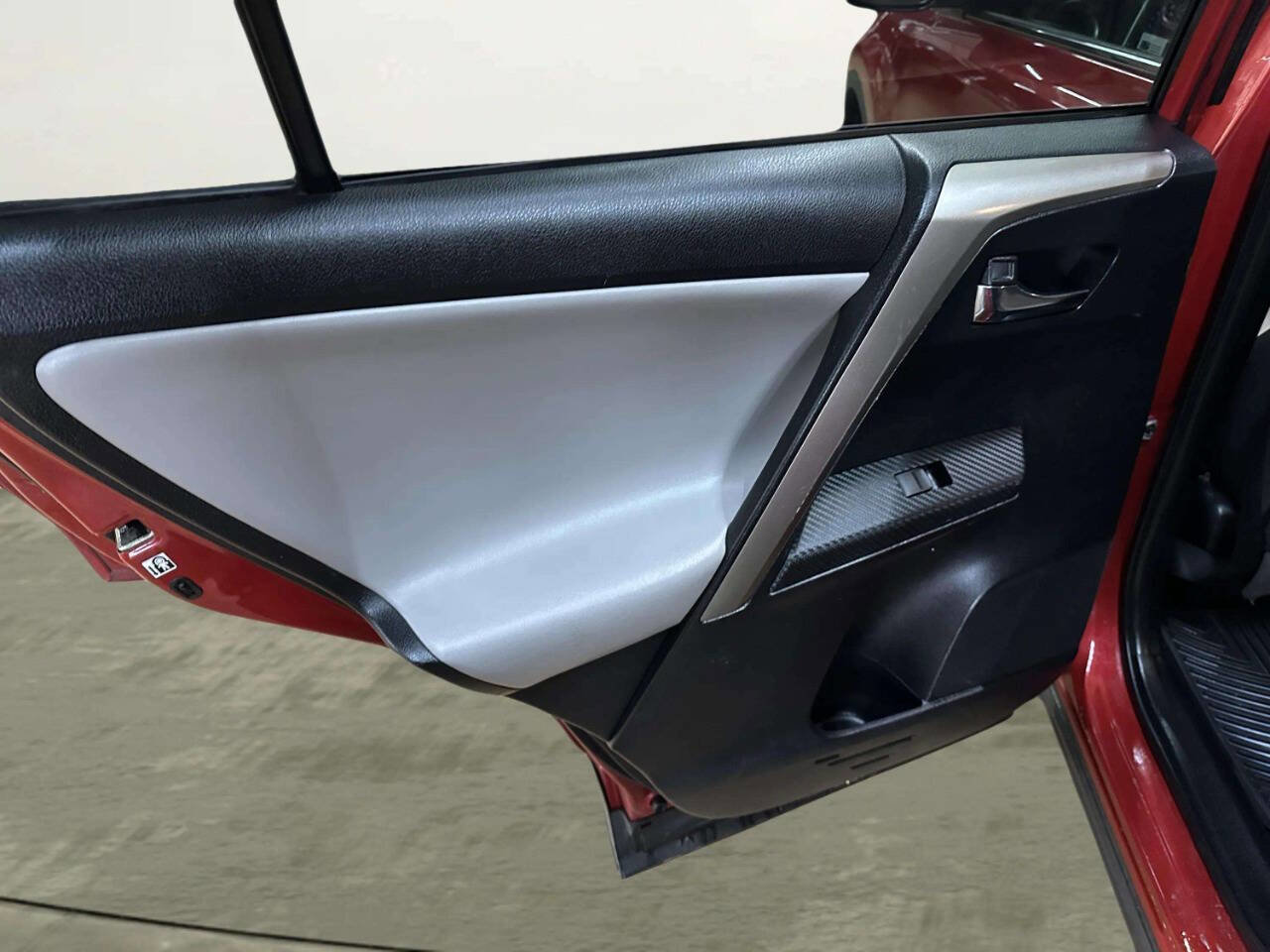 Used 2014 Toyota RAV4 Limited w/ Technology Package image 18