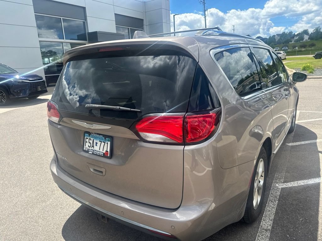 Used 2017 Chrysler Pacifica Touring-L Plus FWD image 9