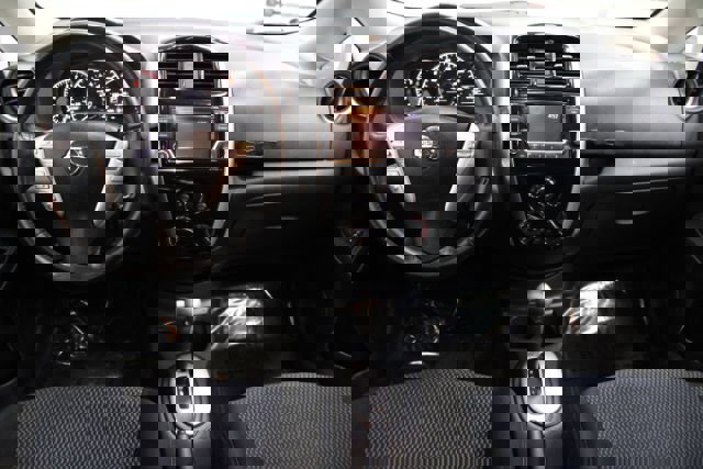 Used 2016 Nissan Versa Note SV image 2