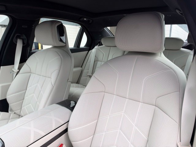 New 2027 BMW 740i xDrive w/ Executive Package AWD/4WD image 16
